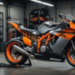 KTM RC8 sportive rouge sur circuit en pleine vitesse